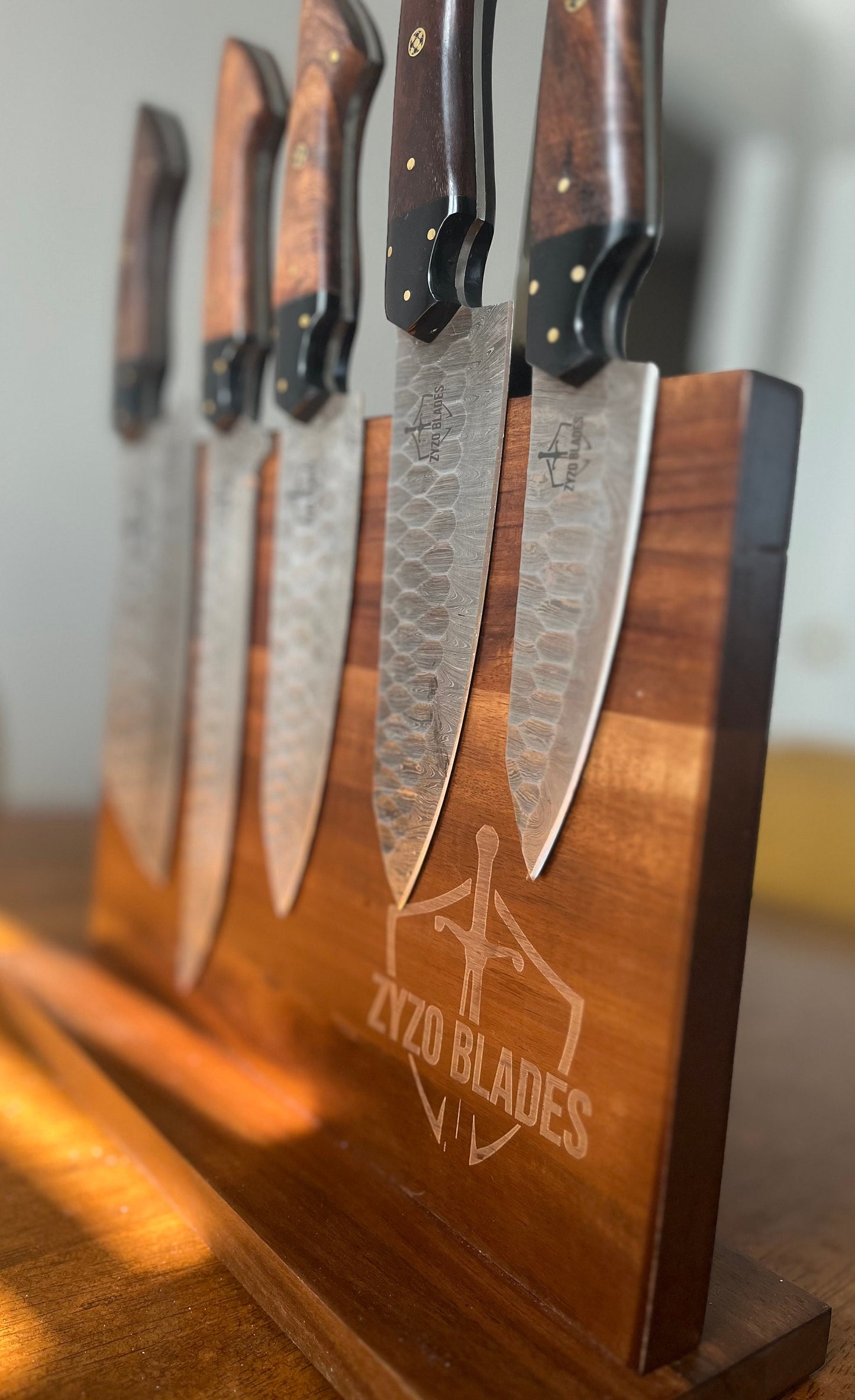 magnetic-walnut-wood-knife-block-stand-zyzo-blades