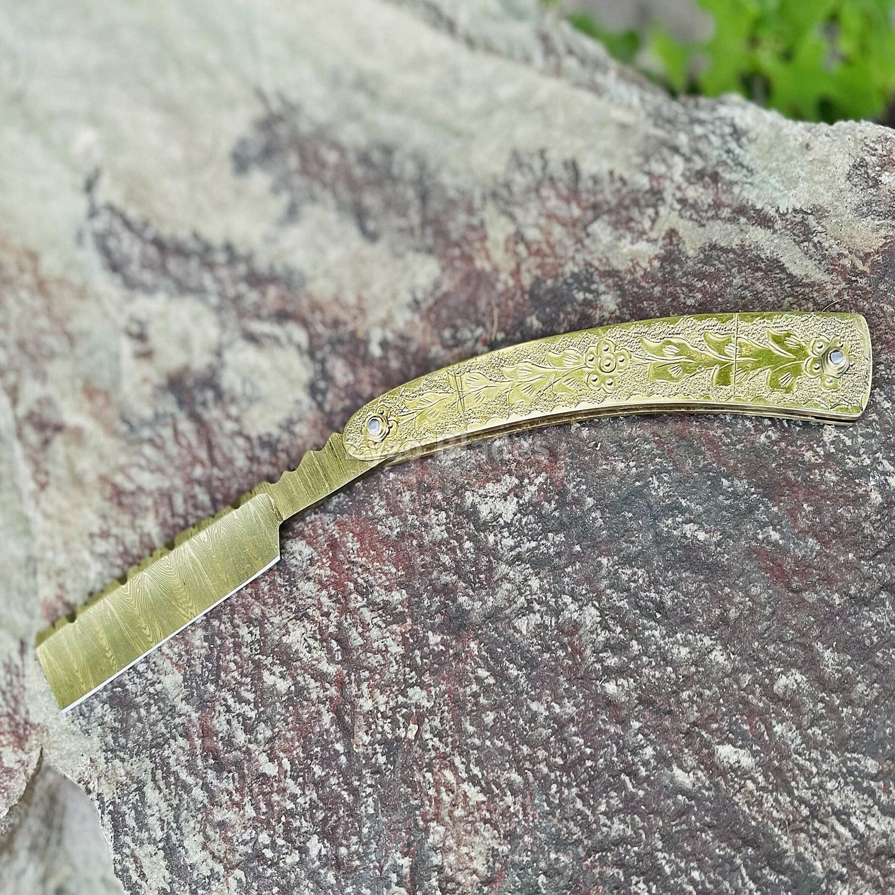 damascus-straight-razor-hand-engraved-brass-zyzo-blades